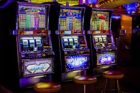 Tampilan Mesin Arcade di togelkasino dengan grafis berwarna-warni dan layar HD